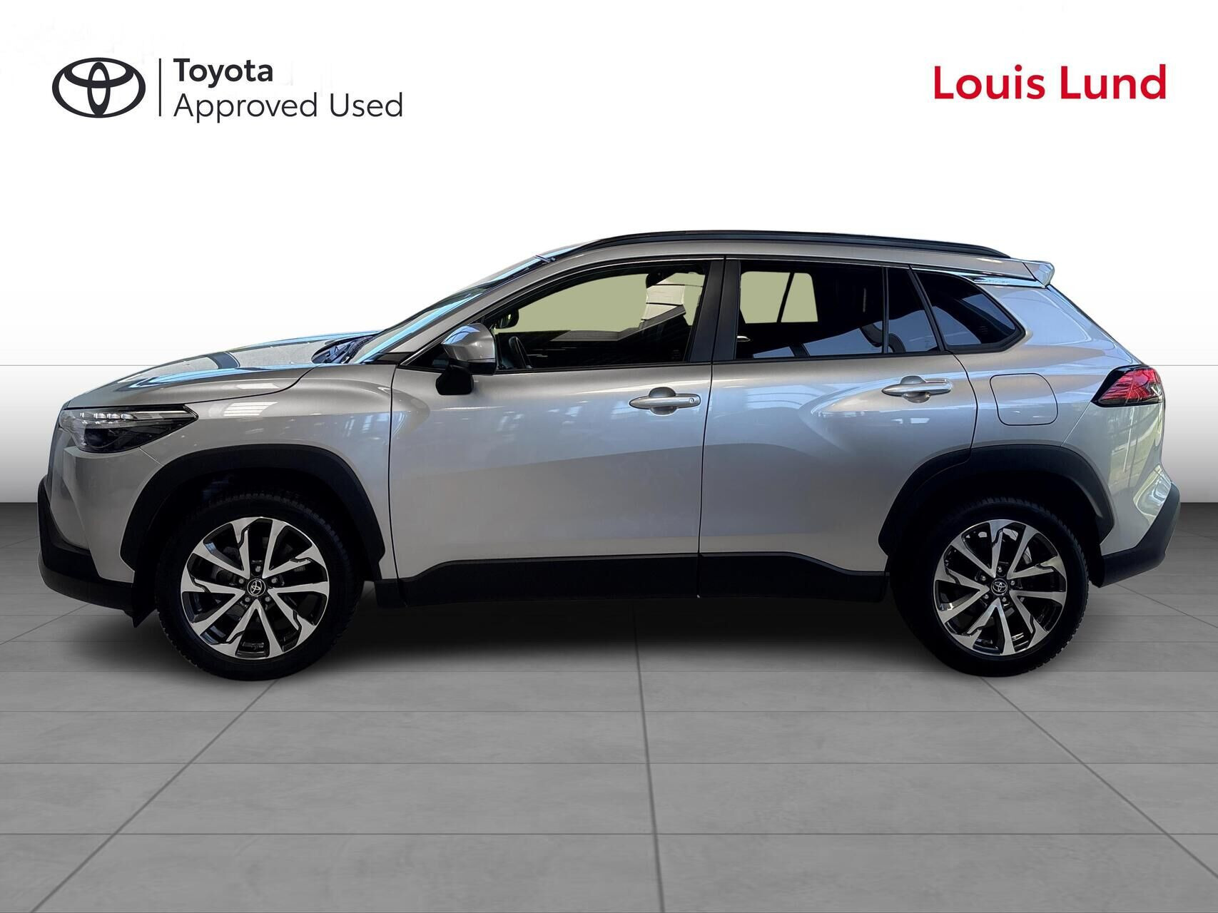 Sølv Toyota Corolla Cross fra 2023