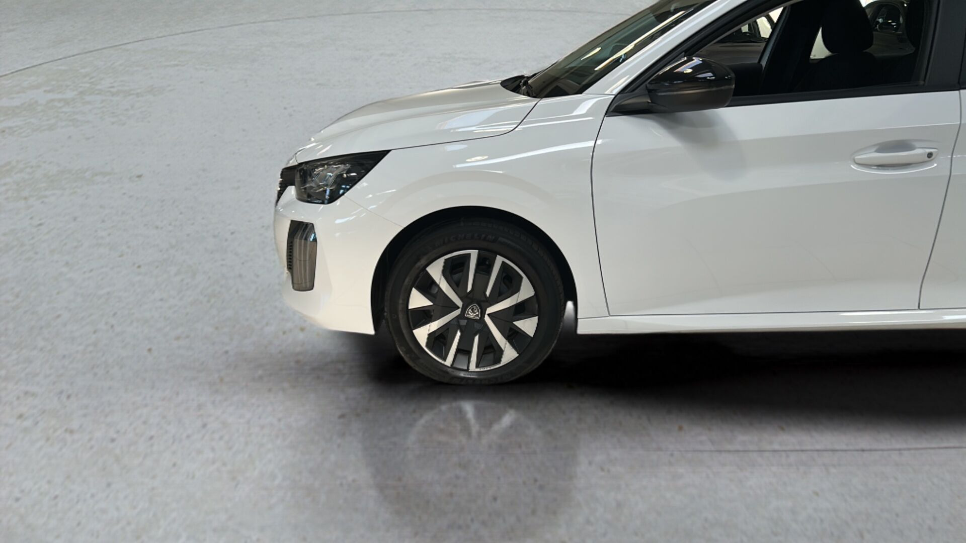 Hvid Peugeot e-208 fra 2025