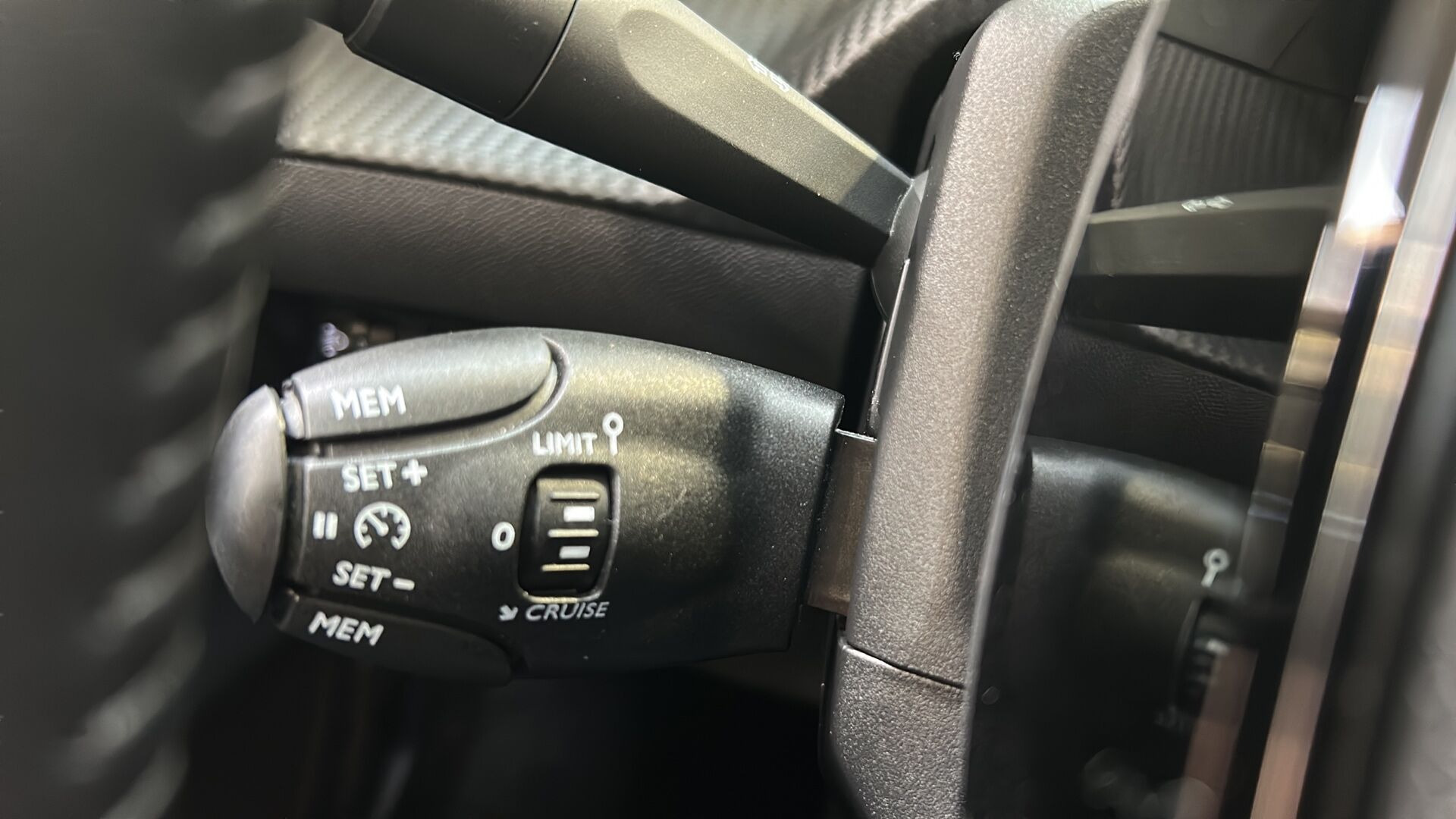 Hvid Peugeot e-208 fra 2025