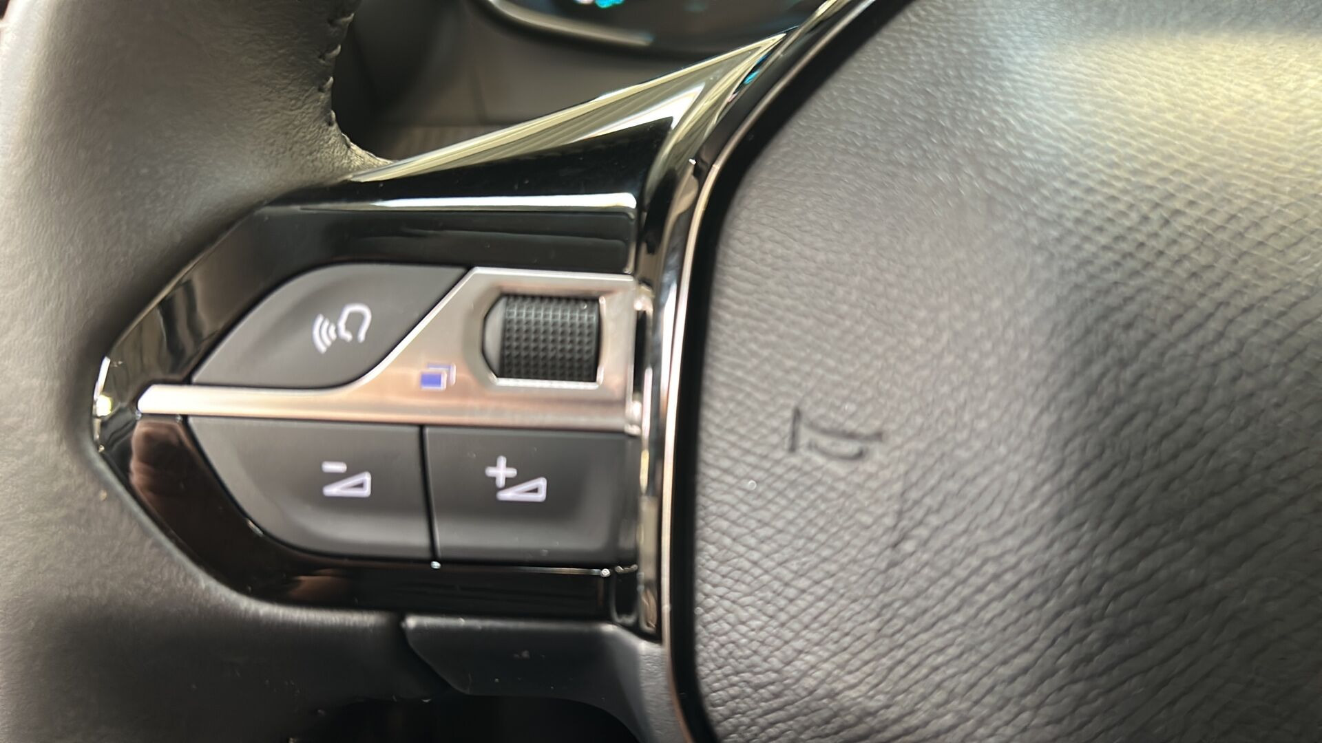 Hvid Peugeot e-208 fra 2025