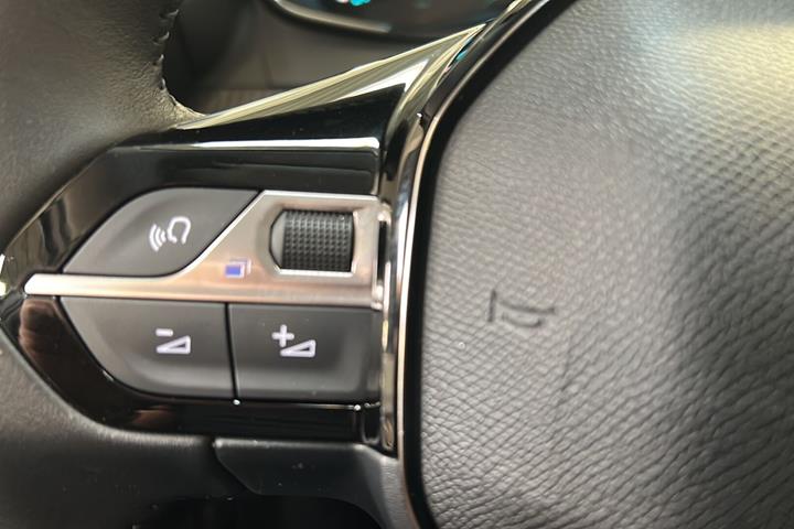 Hvid Peugeot e-208 fra 2025