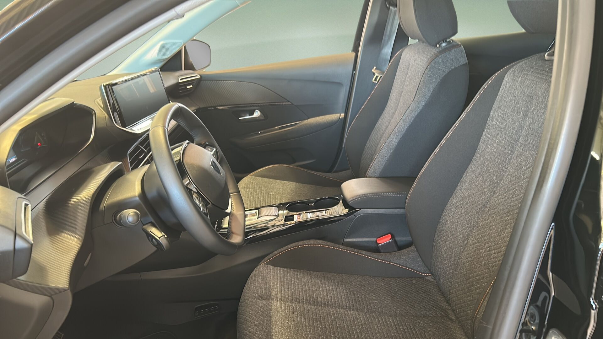 Sort Peugeot e-208 fra 2025