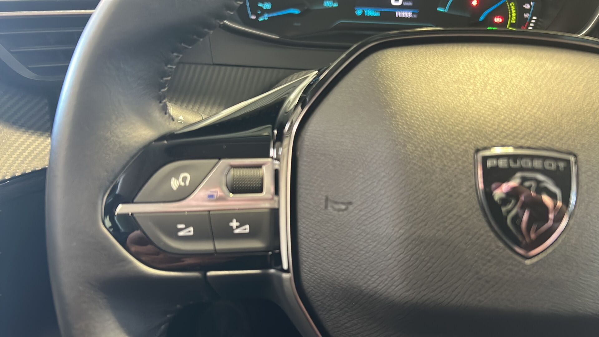 Sort Peugeot e-208 fra 2025