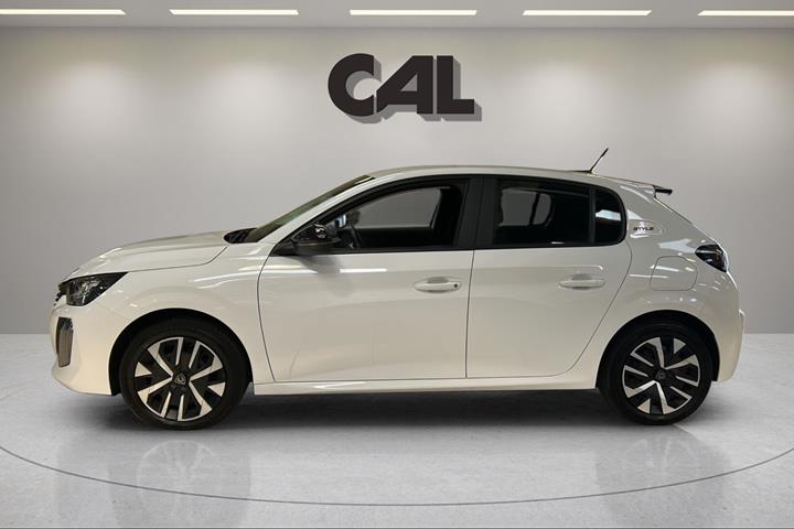 Hvid Peugeot e-208 fra 2025