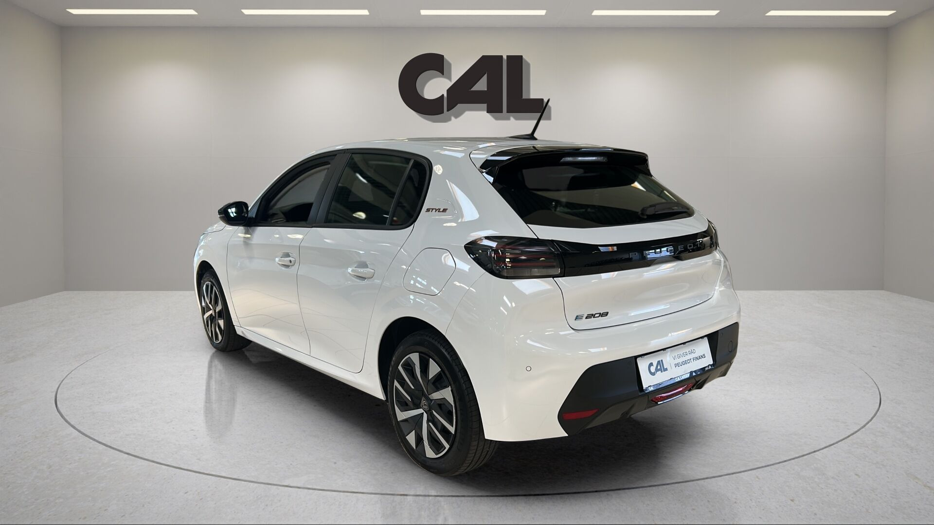 Hvid Peugeot e-208 fra 2025
