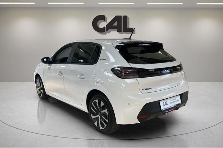 Hvid Peugeot e-208 fra 2025
