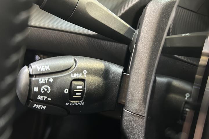 Hvid Peugeot e-208 fra 2025