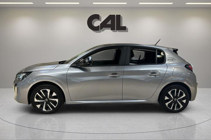 Grå Peugeot e-208 fra 2025