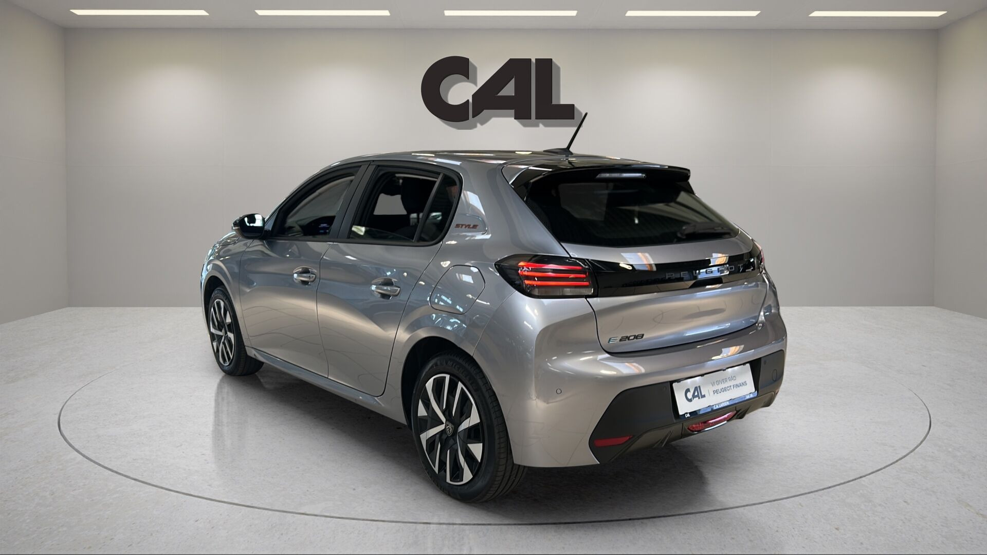 Grå Peugeot e-208 fra 2025