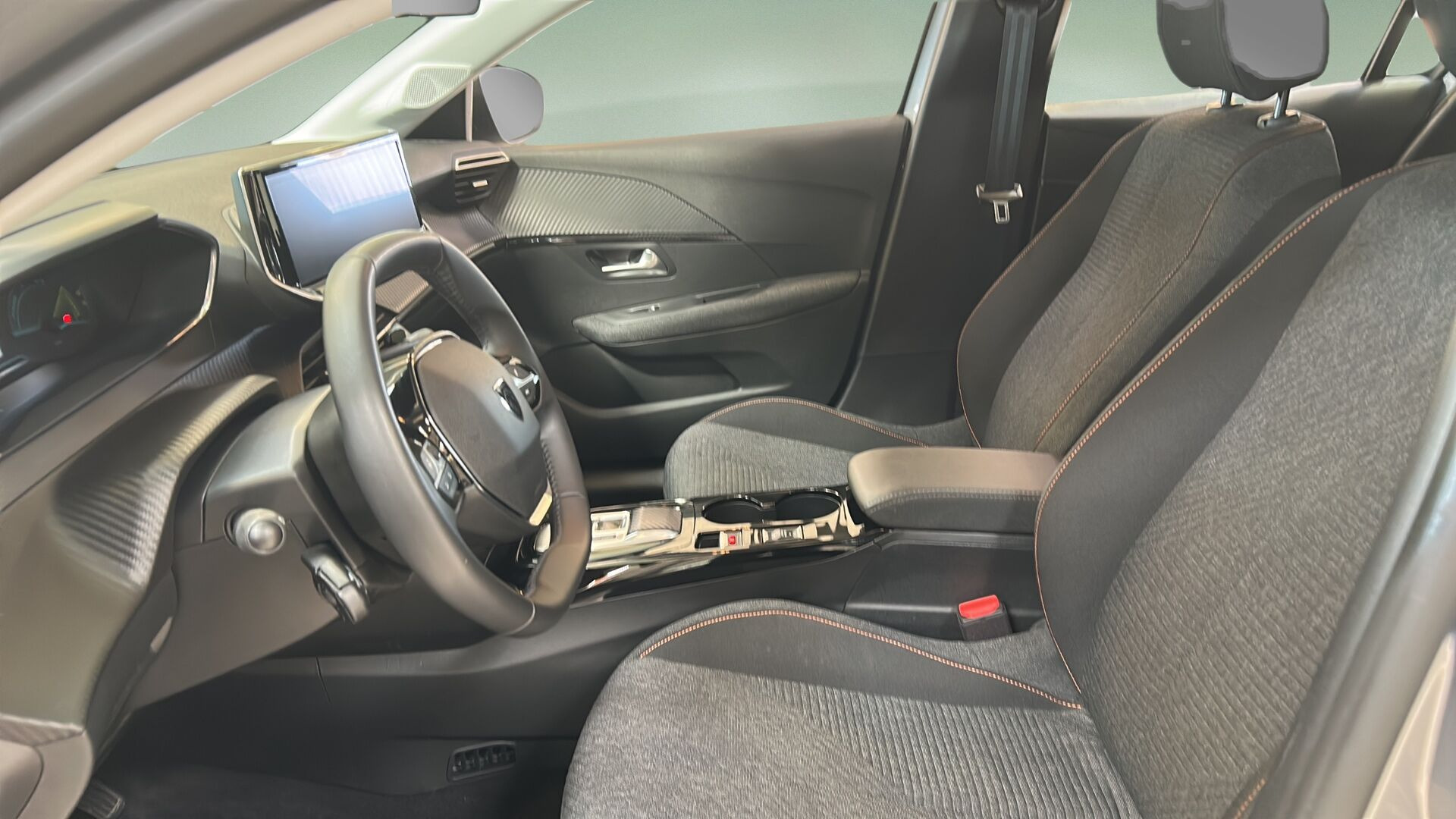 Grå Peugeot e-208 fra 2025