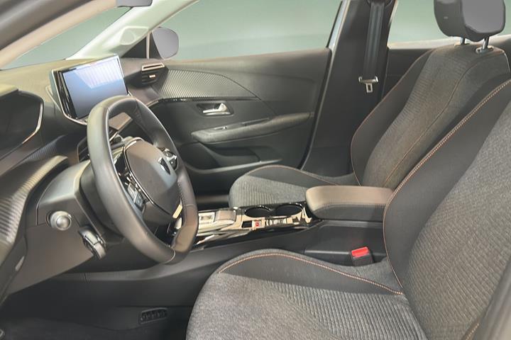 Grå Peugeot e-208 fra 2025
