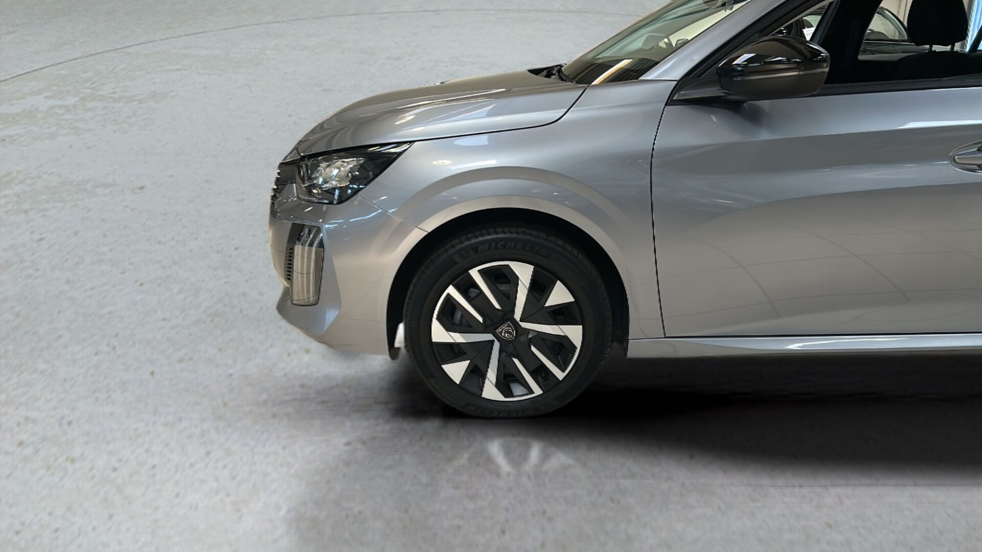 Grå Peugeot e-208 fra 2025