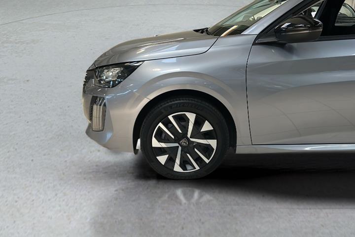 Grå Peugeot e-208 fra 2025