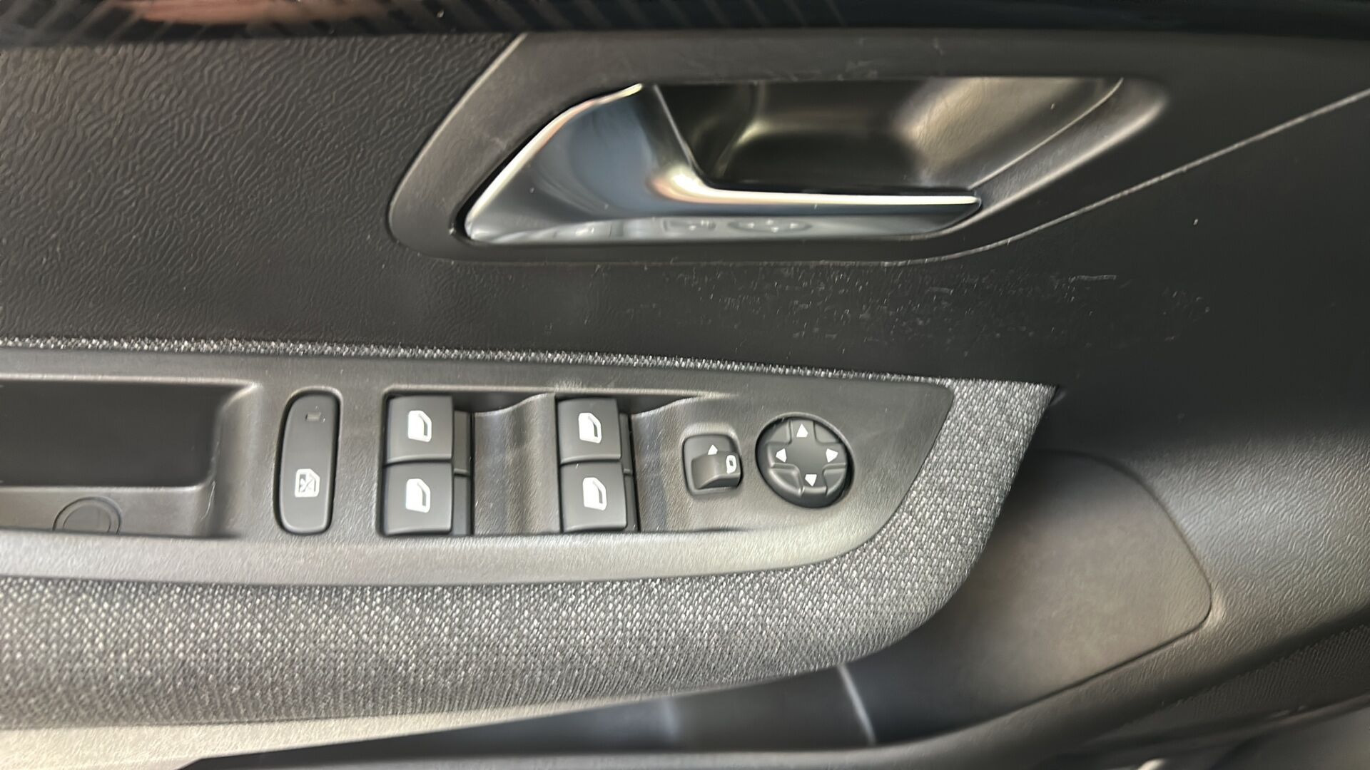 Grå Peugeot e-208 fra 2025
