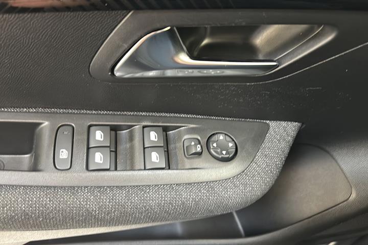 Grå Peugeot e-208 fra 2025