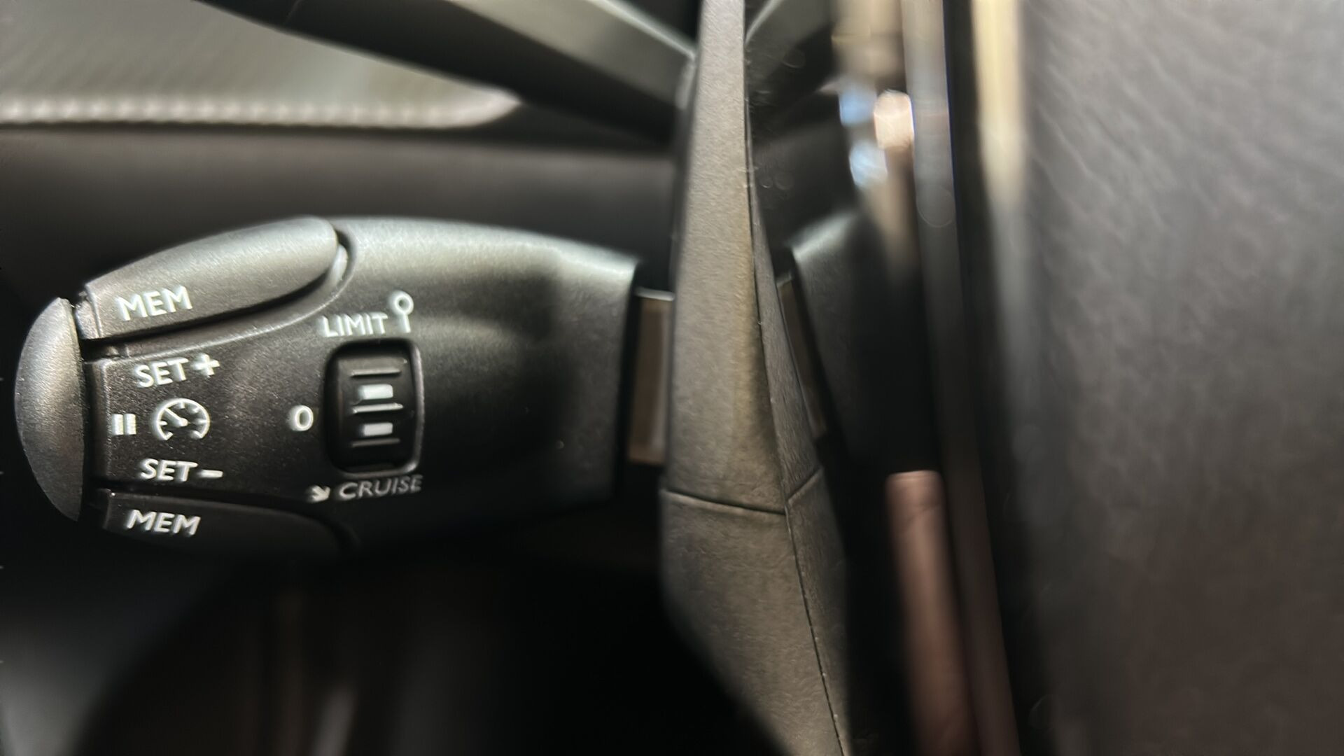 Grå Peugeot e-208 fra 2025