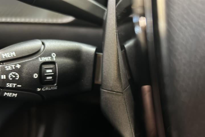 Grå Peugeot e-208 fra 2025