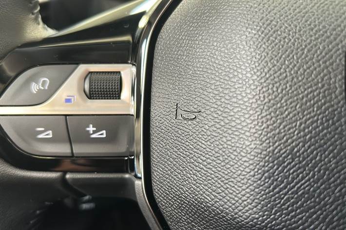 Grå Peugeot e-208 fra 2025