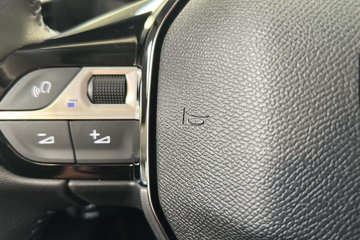 Grå Peugeot e-208 fra 2025