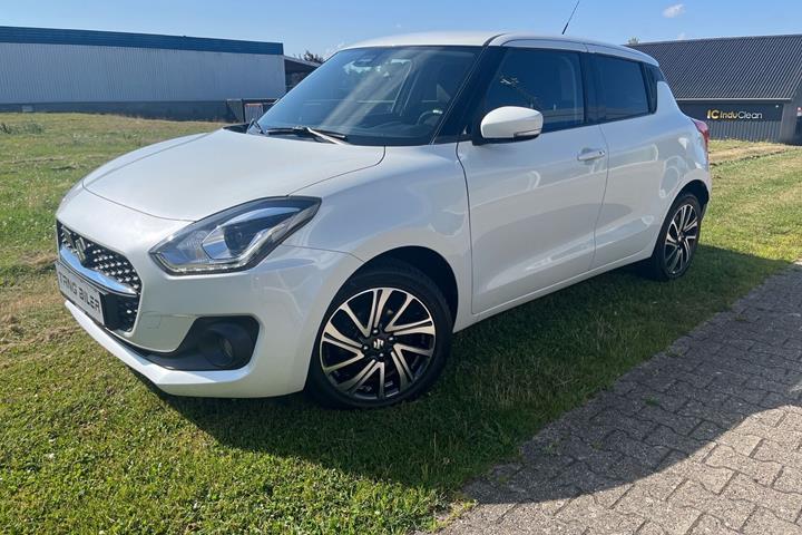 Hvid Suzuki Swift fra 2021 set udefra