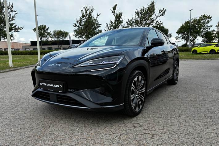 Sort BYD Sealion 7 fra 2025