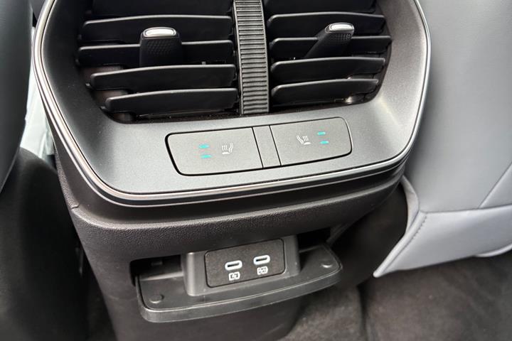 Sort BYD Sealion 7 fra 2025