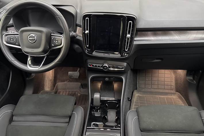 Grå Volvo C40 fra 2023