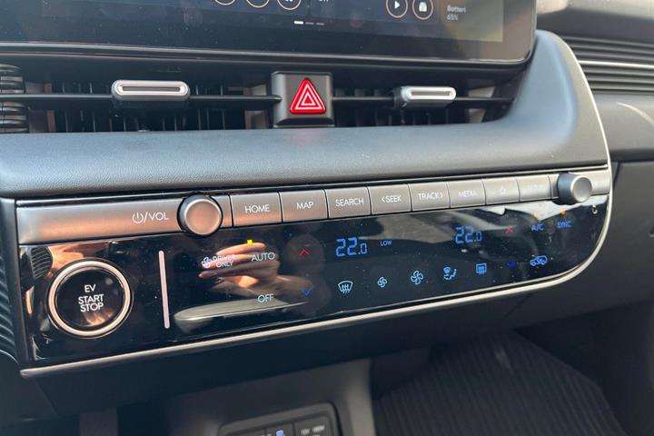 Grå Hyundai Ioniq 5 fra 2025