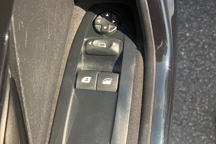 undefined Peugeot 208 fra 2014