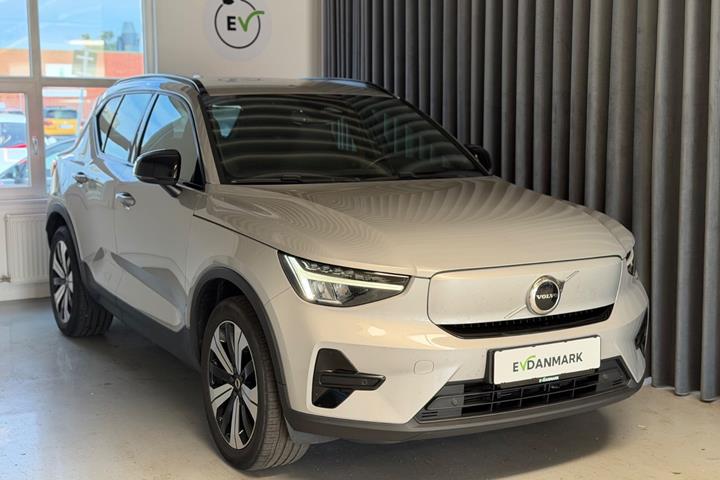 Sølv Volvo XC40 fra 2023 set udefra