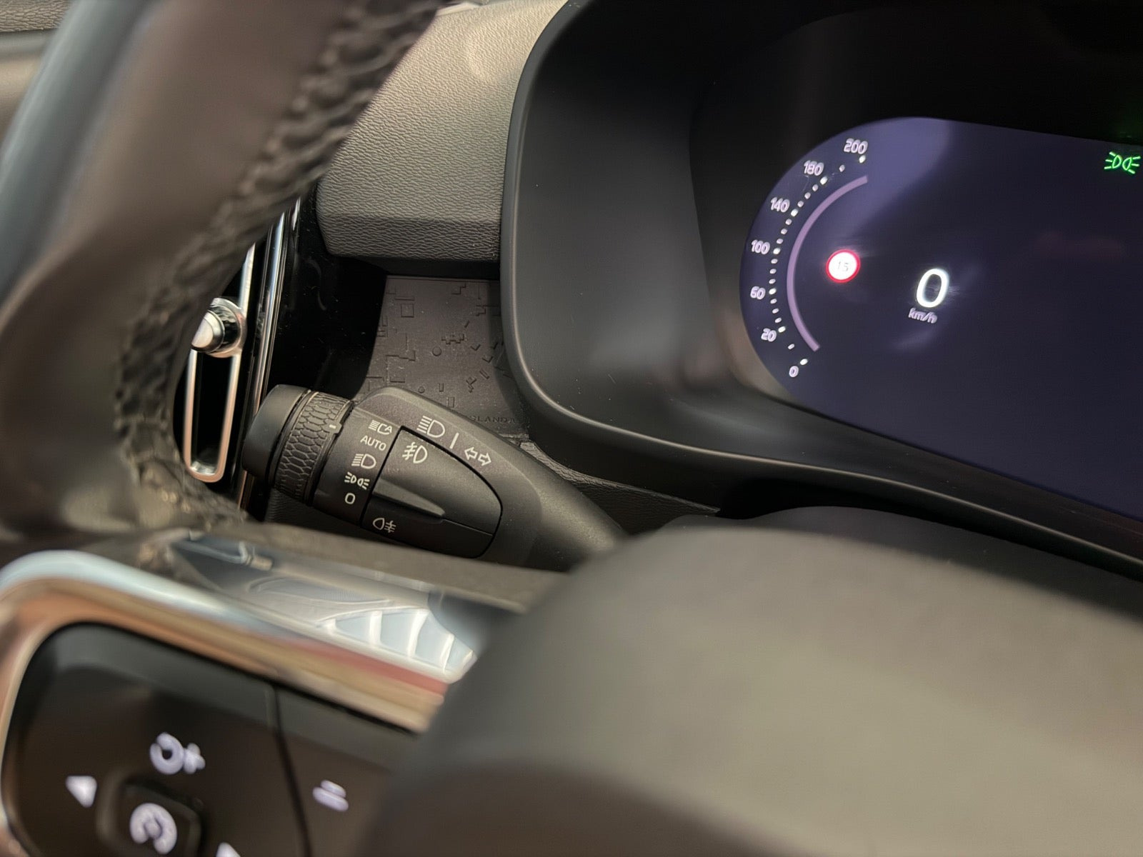 Sølv Volvo XC40 fra 2023