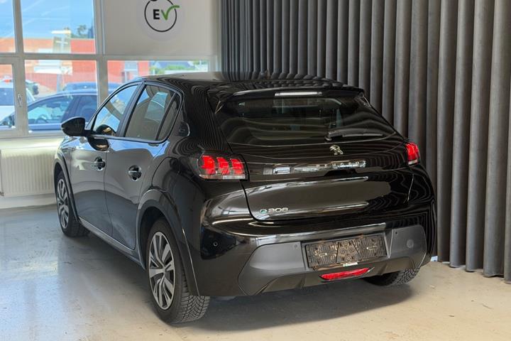 Sort Peugeot e-208 fra 2021