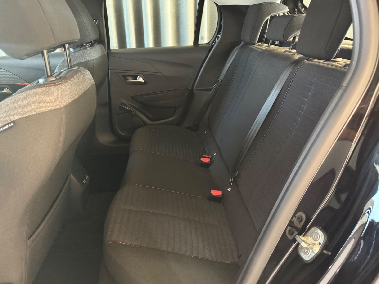 Sort Peugeot e-208 fra 2021