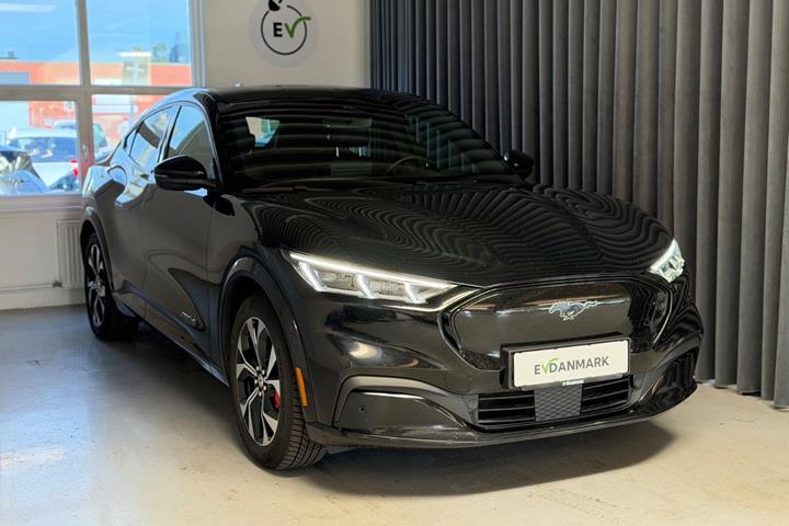 Sort Ford Mustang Mach-E fra 2022 set udefra