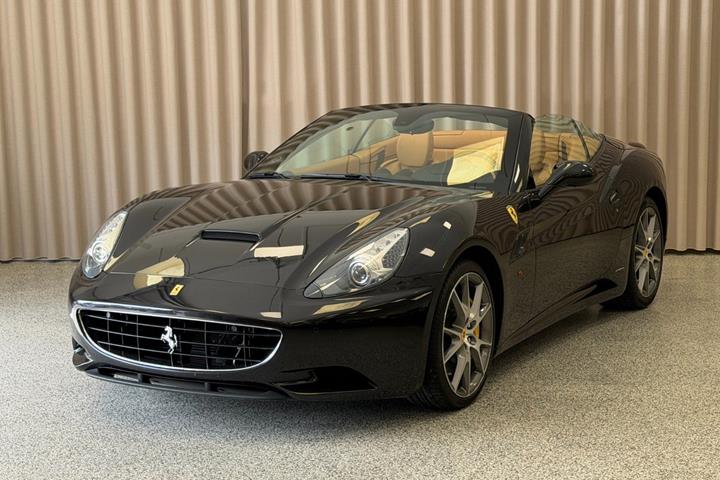 Sort Ferrari California fra 2014