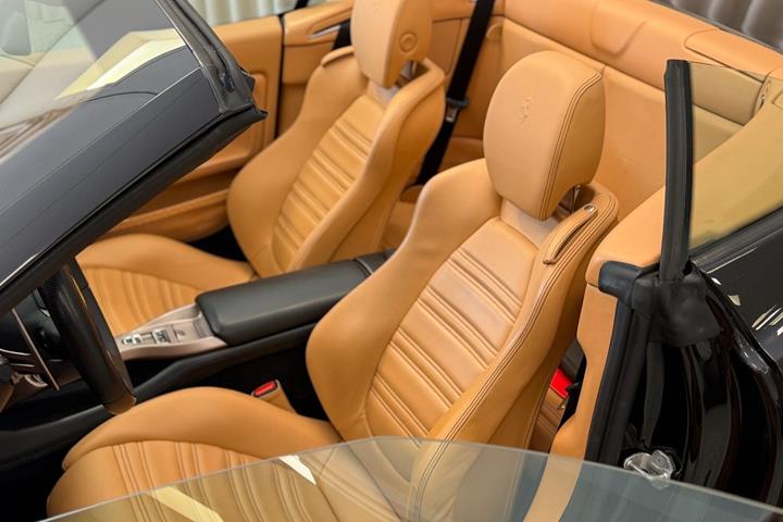 Sort Ferrari California fra 2014