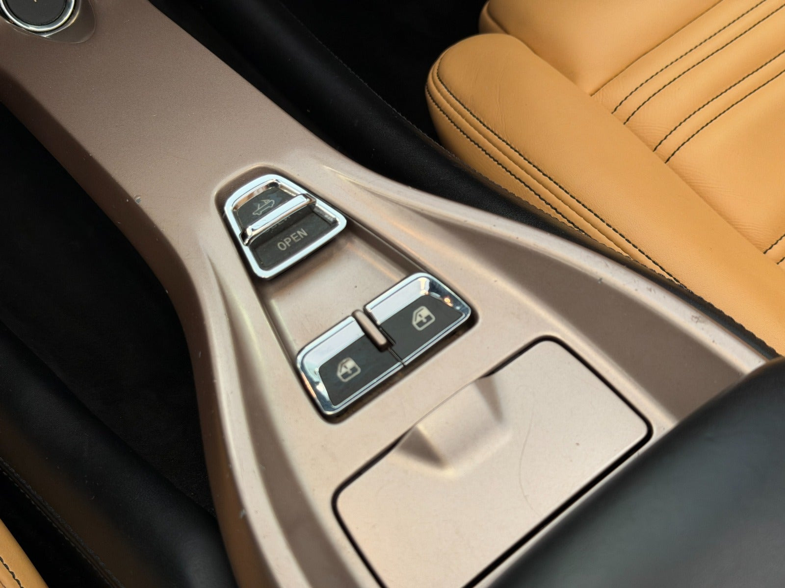 Sort Ferrari California fra 2014