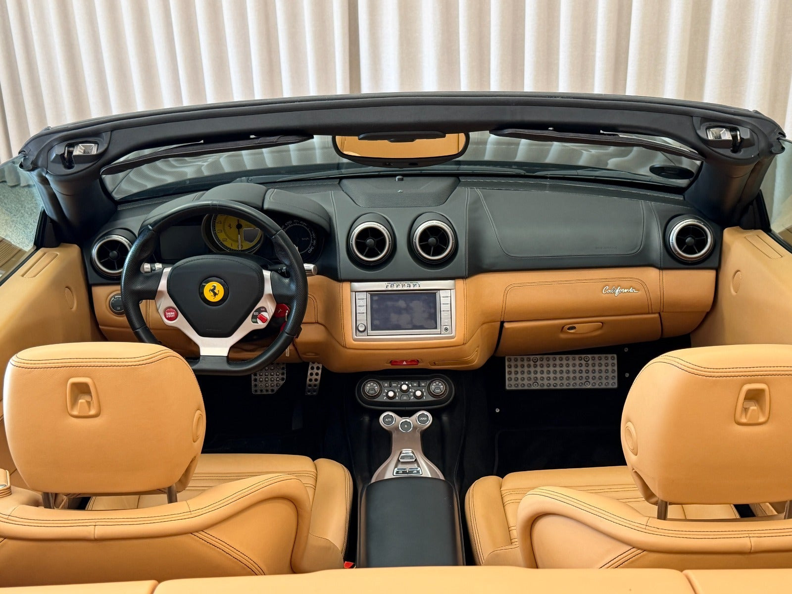 Sort Ferrari California fra 2014