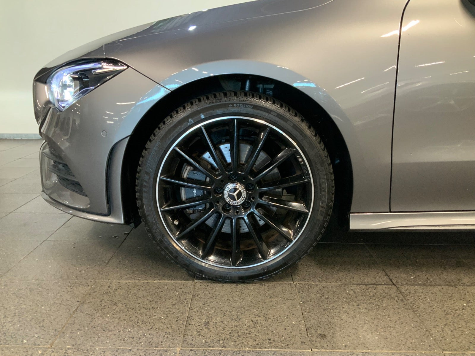 Grå Mercedes CLA250 e fra 2021
