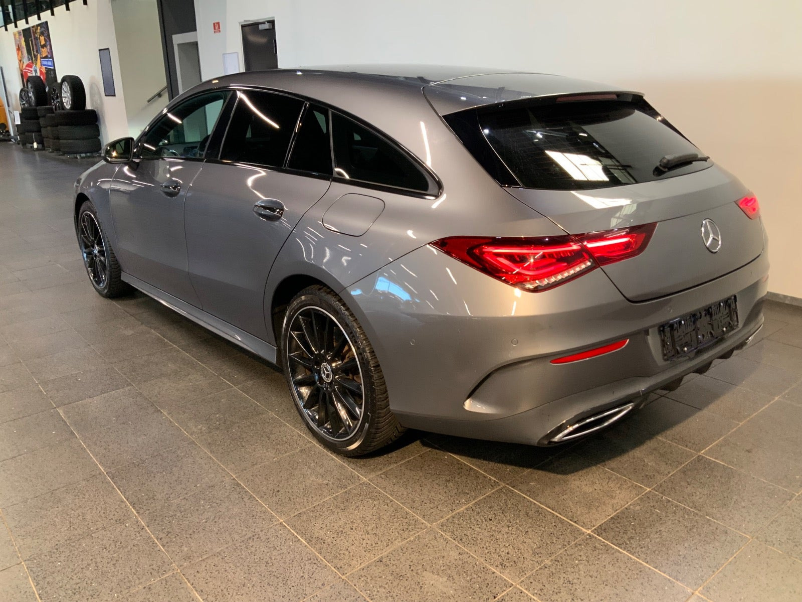 Grå Mercedes CLA250 e fra 2021