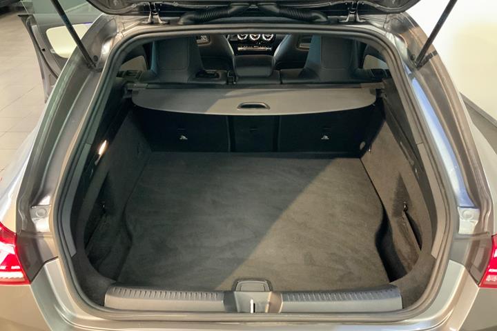 Grå Mercedes CLA250 e fra 2021