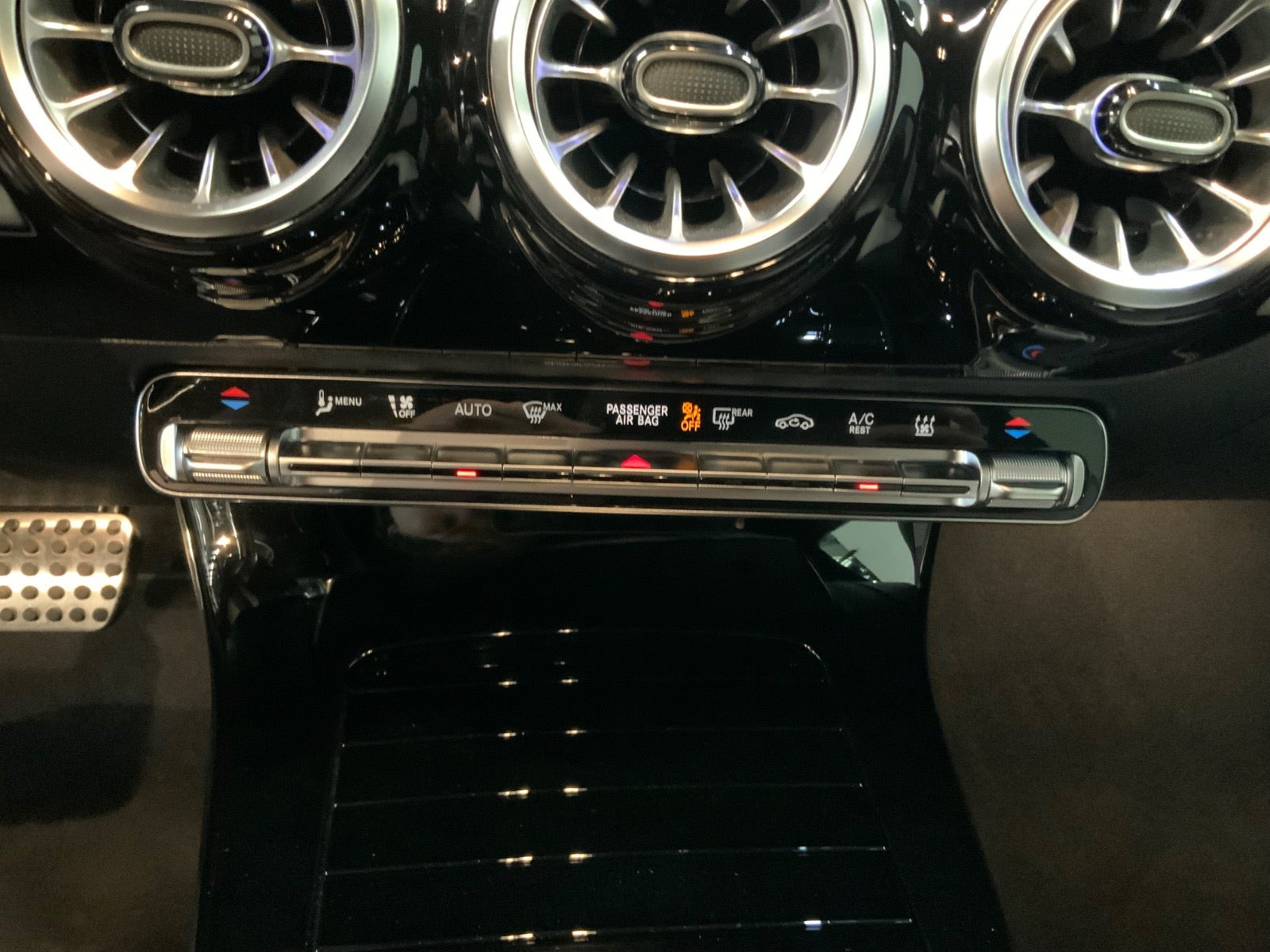Grå Mercedes CLA250 e fra 2021