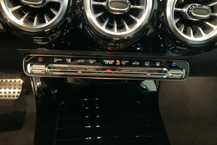 Grå Mercedes CLA250 e fra 2021