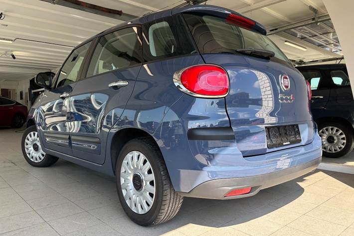 Blå Fiat 500L fra 2018