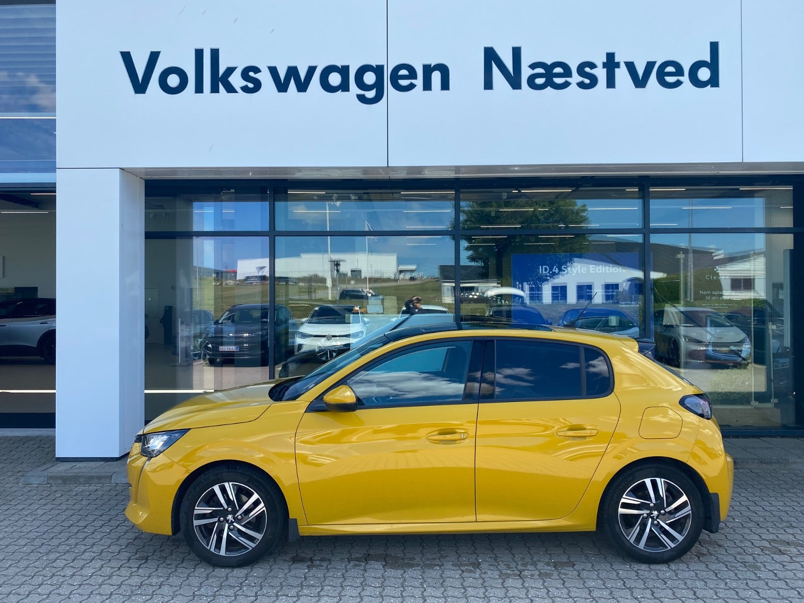 Gul Peugeot 208 fra 2020