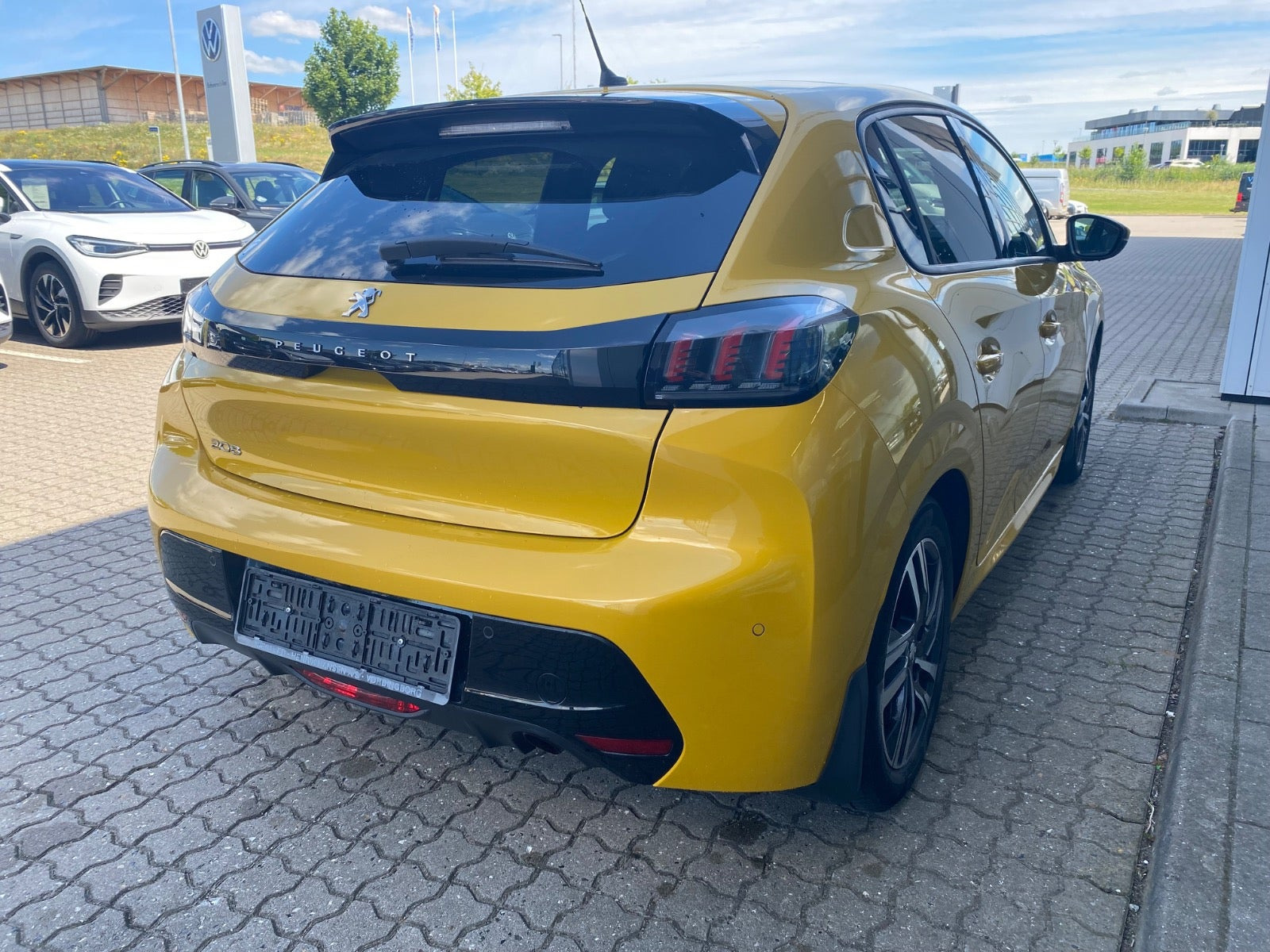 Gul Peugeot 208 fra 2020