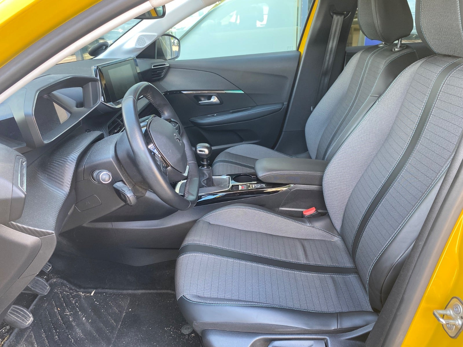 Gul Peugeot 208 fra 2020