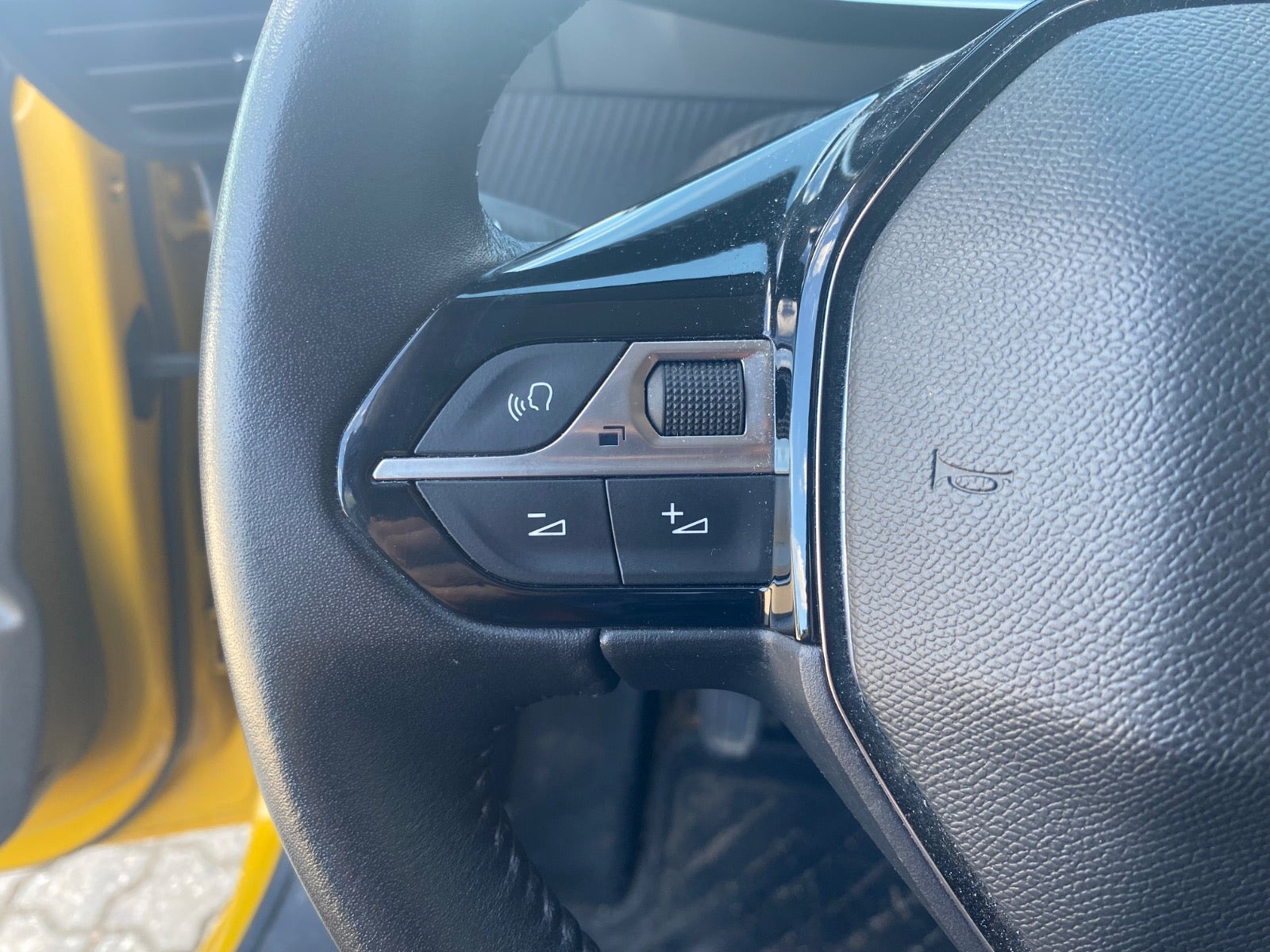 Gul Peugeot 208 fra 2020