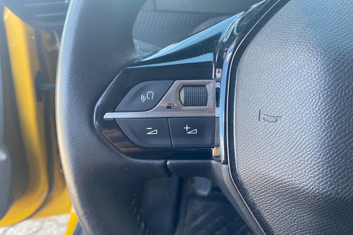 Gul Peugeot 208 fra 2020