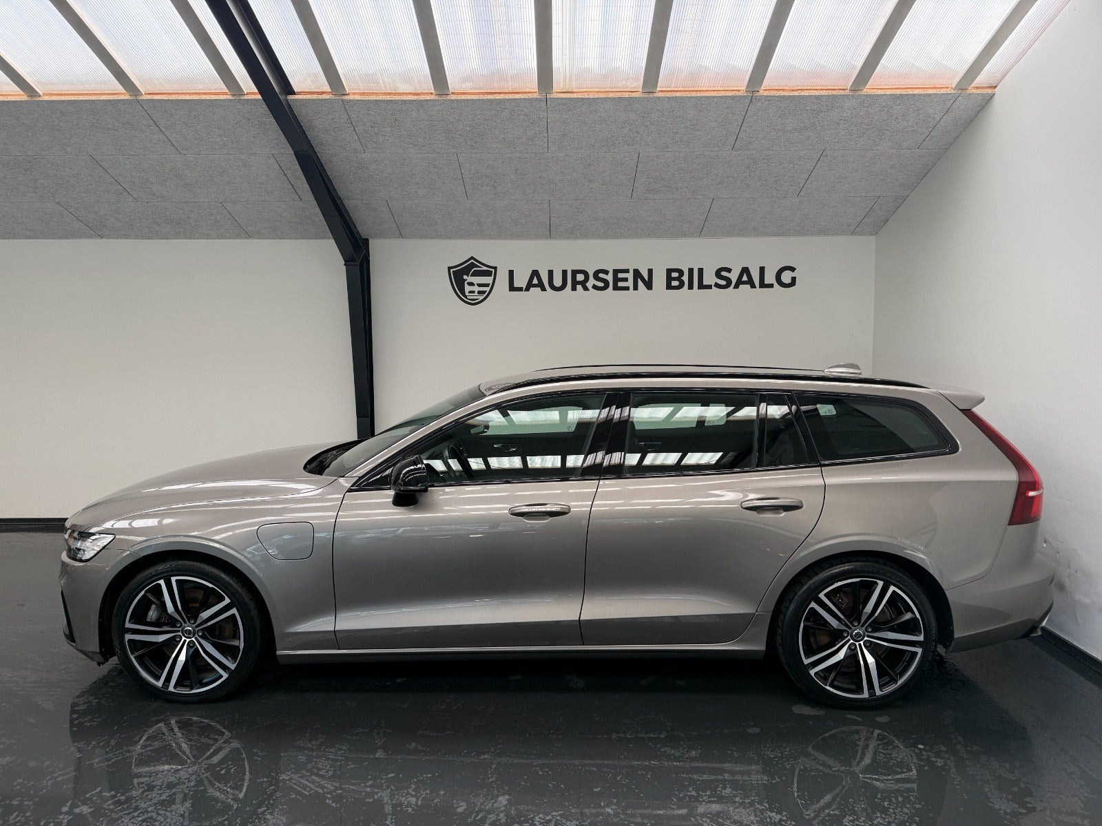 Orange Volvo V60 fra 2022
